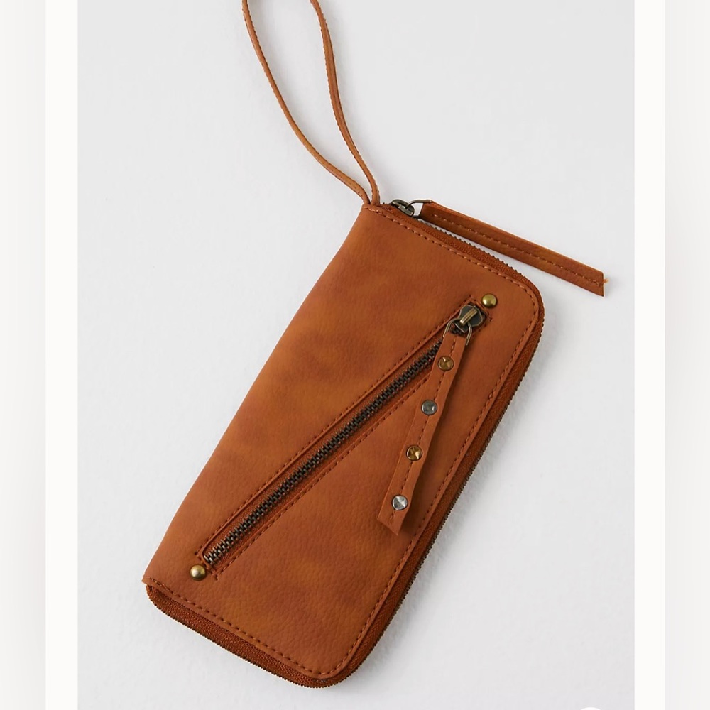 FREE PEOPLE Vegan Wallet/Wrislet Brown color w/ multiple cardslots & zip closure